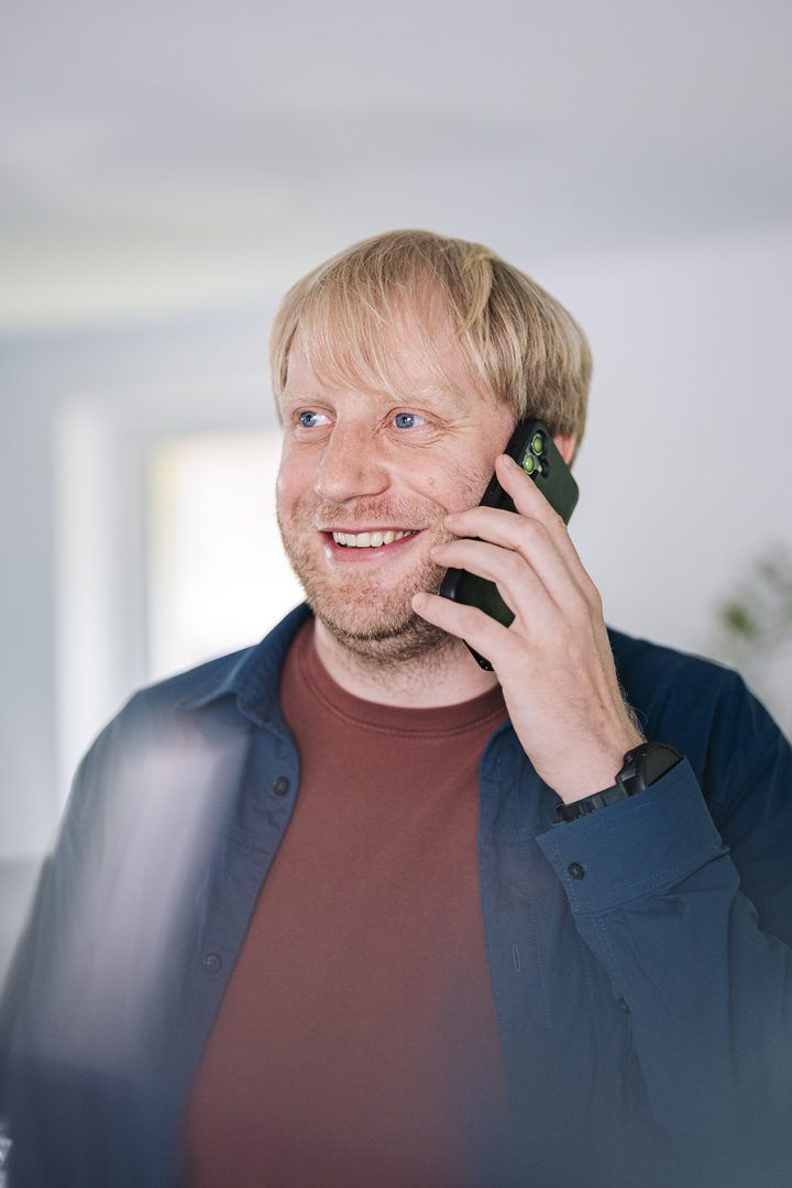 Jan Metz am Telefon